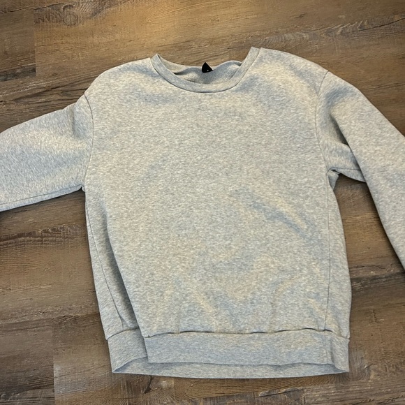 Simple crew necks - Picture 3 of 3